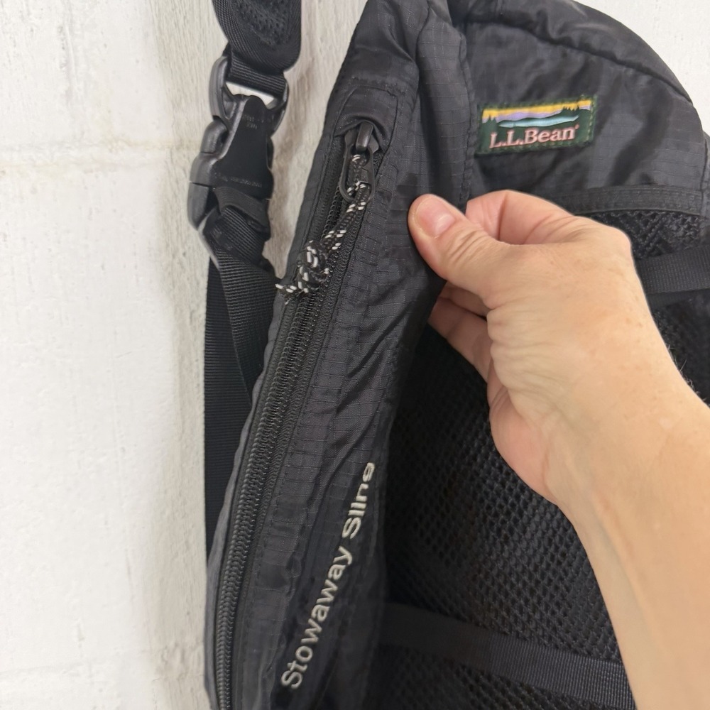 LL Bean Stowaway Sling Crossbody Bag Black Hiking Lightweight Travel Daypack - Picture 4 of 13